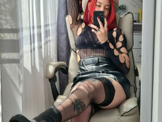 Redtemptation - Ich bin eine rothaarige Kolumbianerin mit einer rastlosen Seele und einem Lächeln, das nie stillstehen kann. Beruflich bin ich Model, aber im Herzen eine Abenteurerin. Ich liebe es, neue Kontakte zu knüpfen, Blicke auf mich zu ziehen und Spuren zu hinterlassen, die schwer zu vergessen sind.